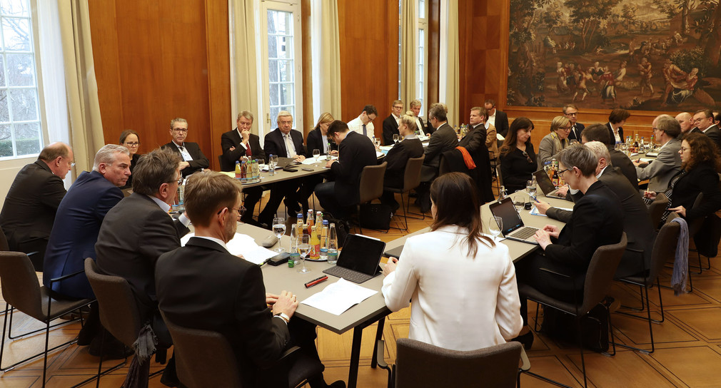 Zweite Sitzung des Interministeriellen Verwaltungsstabs in der Villa Reitzenstein in Stuttgart (Bild: Staatsministerium Baden-Württemberg)