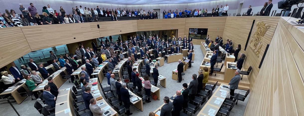 Abgeordnete und Besucher des Landtags von Baden-Württemberg stehen bei einer Schweigeminute für alle Opfer antisemitischer Verbrechen anlässlich einer Debatte zum Kampf gegen Antisemitismus im Plenarsaal in Stuttgart. 