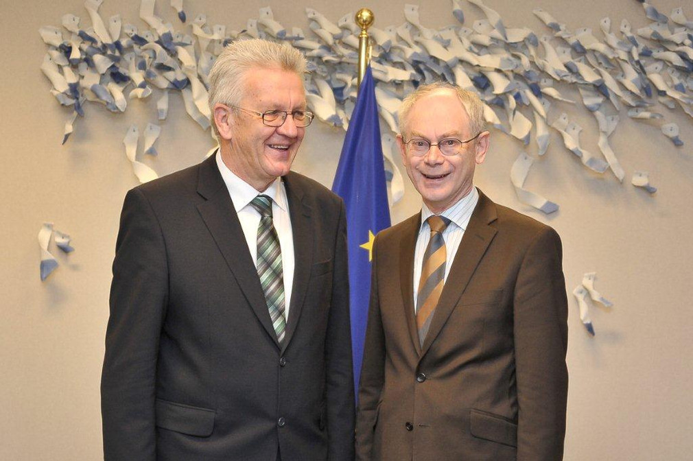Ministerpräsident Winfried Kretschmann (l.) trifft den EU-Ratspräsidenten Herman Van Rompuy (r.) am Donnerstag (02.02.2012) zu Gesprächen in Brüssel.