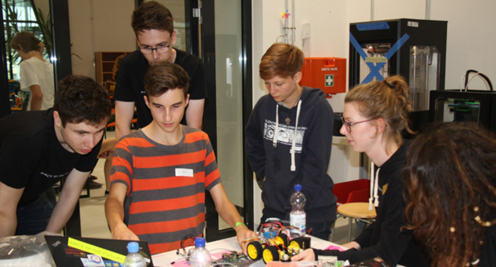 Jugendliche Teilnehmende des hackathons „Hack to the Future“ (Foto: © Schülerforschungszentrum)