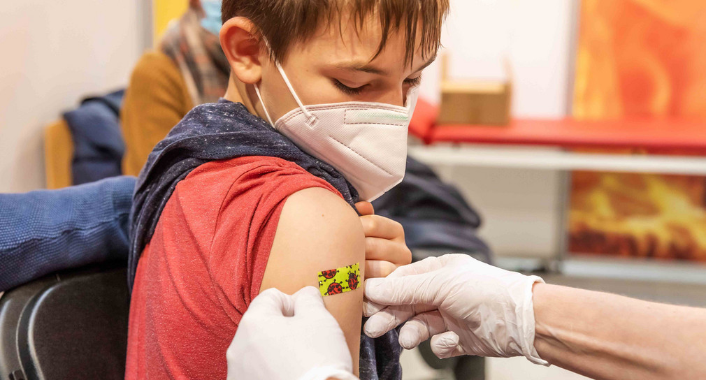 Ein Junge erhält seine Corona-Impfung.