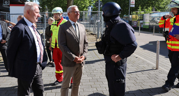 Minister Thomas Strobl bei der Polizeiübung vor der MHP-Arena in Stuttgart