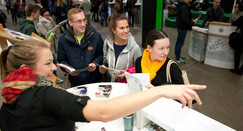 Schüler beim Studieninformationstag. (Foto: Elvira Eberhardt / Uni Ulm)