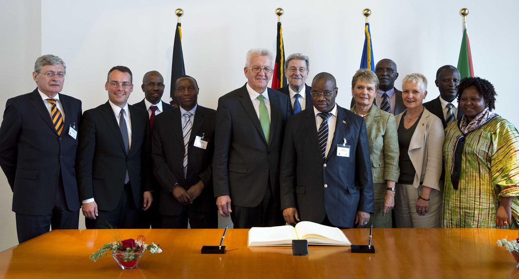 Gruppenbild mit Ministerpräsident Winfried Kretschmann und Minister Laurent Kavakure