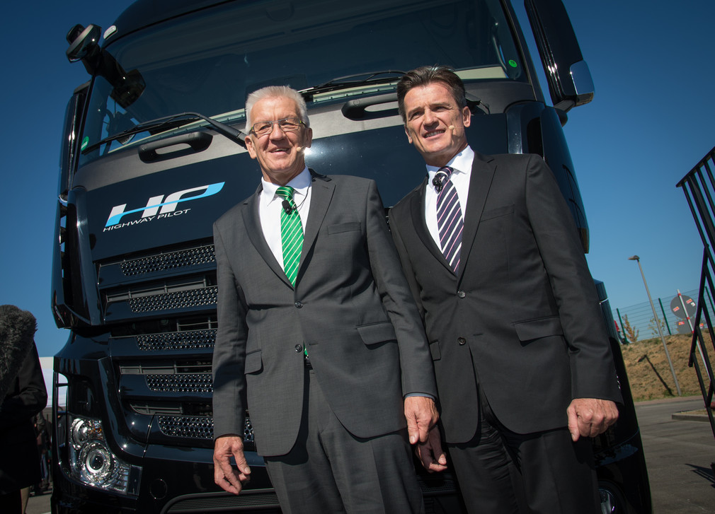 Ministerpräsident Winfried Kretschmann (l.) und Daimler-Vorstand Dr. Wolfgang Bernhard (r.) stehen vor dem Mercedes-Benz Actros. (Foto: Daimler AG)