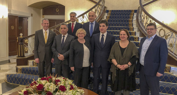 Die Delegation mit Vertretern der Regionalregierung Kurdistan-Irak und dem Ministerpräsidenten der Region Kurdistan-Irak Nêçîrvan Barzanî (mitte).