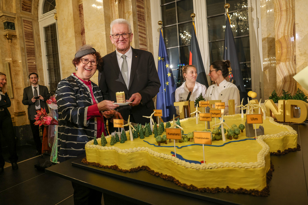 Ministerpräsident Winfried Kretschmann (rechts) und seine Ehefrau Gerlinde (links) beim Anschnitt einer großen Baden-Württemberg-Torte
