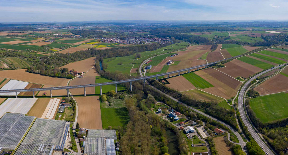 Luftbild der Stadt Oberriexingen mit Feldern, Bahnstrecken und Straßen