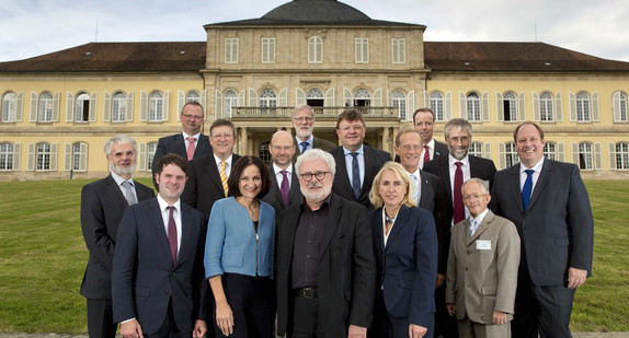 Staatssekretär Klaus-Peter Murawski (1. Reihe, M.) steht mit den Chefinnen und Chefs der Staats- und Senatskanzleien der Länder vor Schloss Hohenheim.