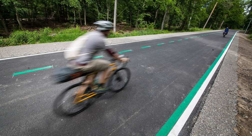 Radfahrer fahren auf dem neuen Radschnellweg zwischen Böblingen/Sindelfingen und Stuttgart.
