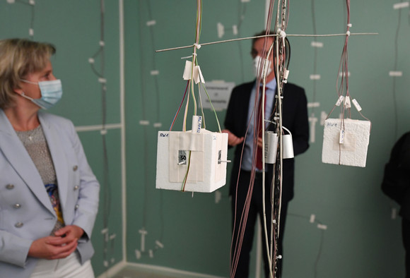 Termin im Fraunhofer-Institut für Bauphysik IBP in Stuttgart, im Rahmen der Sommerreise „Umweltschutz, CO²-neutrale Produktion und Recycling: Baden-Württembergs Wirtschaft auf dem Weg zur nachhaltigen Produktion“