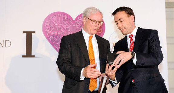 Finanzminister Nils Schmid (r.) und Christian Brand (l.)