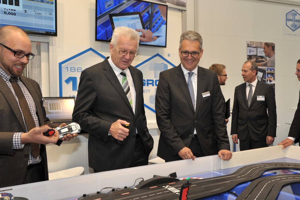 Ministerpräsident Winfried Kretschmann (M.) mit Dietrich Birk (r.), Geschäftsführer des Verbandes Deutscher Maschinen- und Anlagenbau in Baden-Württemberg am Stand von Ferdinand Groß GmbH & Co. KG