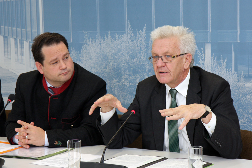 Ministerpräsident Winfried Kretschmann (r.) und Minister Alexander Bonde (l.) bei der Regierungspressekonferenz