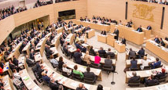 Das Plenum im sanierten Landtag von Baden-Württemberg (Bild: © dpa).
