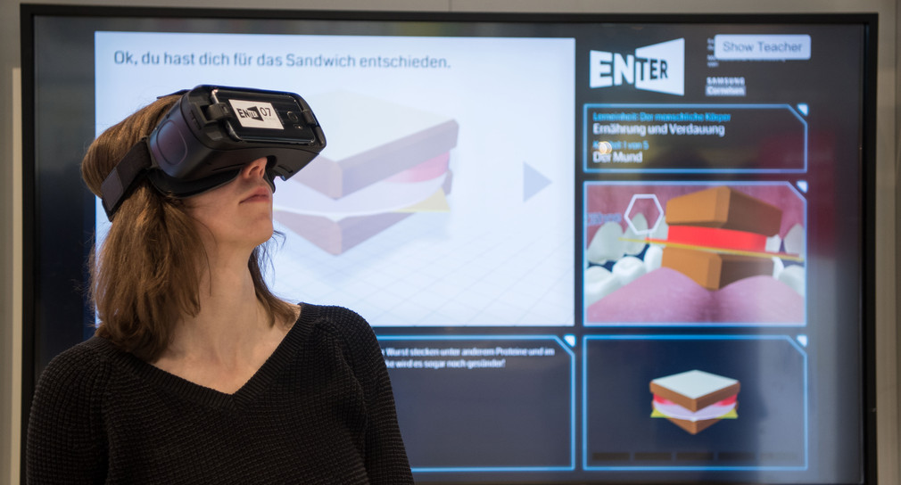 Eine Mitarbeiterin des Schulbuchverlags Cornelsen demonstriert in einer Messehalle der Messe Stuttgart ein VR-Pilotprojekt zur virtuellen Realität.