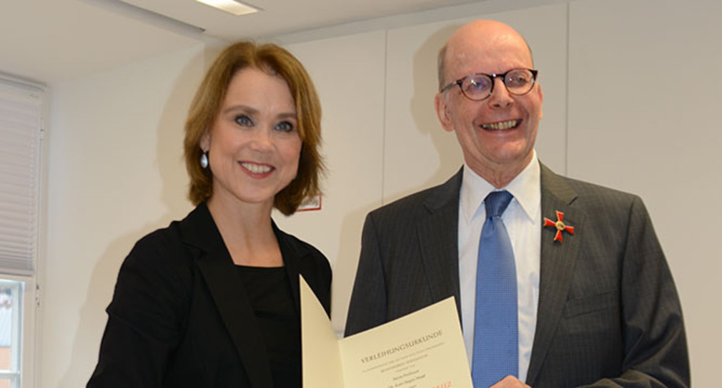 Verleihung des Bundesverdienstkreuzes an Prof. Kurt-Jürgen Maaß durch Kulturstaatssekretärin Petra Olchowski.