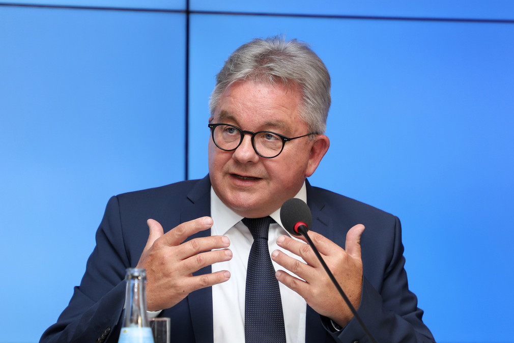 Tourismusminister Guido Wolf (l.) bei der Regierungspressekonferenz (Bild: Staatsministerium Baden-Württemberg)