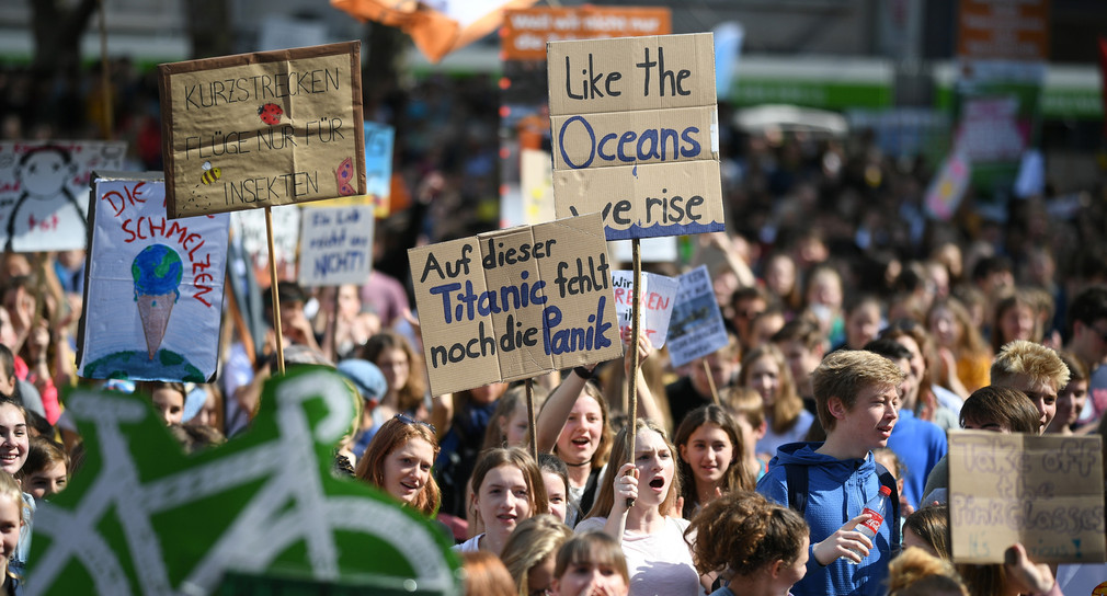 Baden-Württemberg, Freiburg: Schülerinnen und Schüler demonstrieren mit Protestplakaten während des Fridays for Future - Klimastreiks für die Umsetzung der Pariser Weltklimaabkommens. (Bild: Patrick Seeger / dpa)