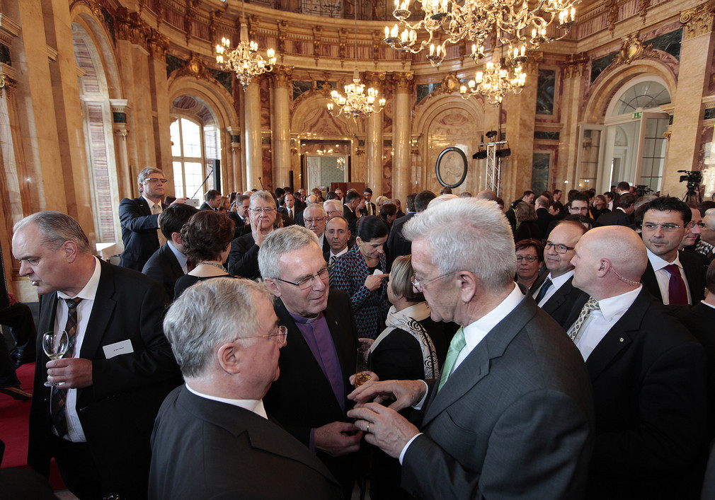 Ministerpräsident Winfried Kretschmann im Gespräch mit Gästen