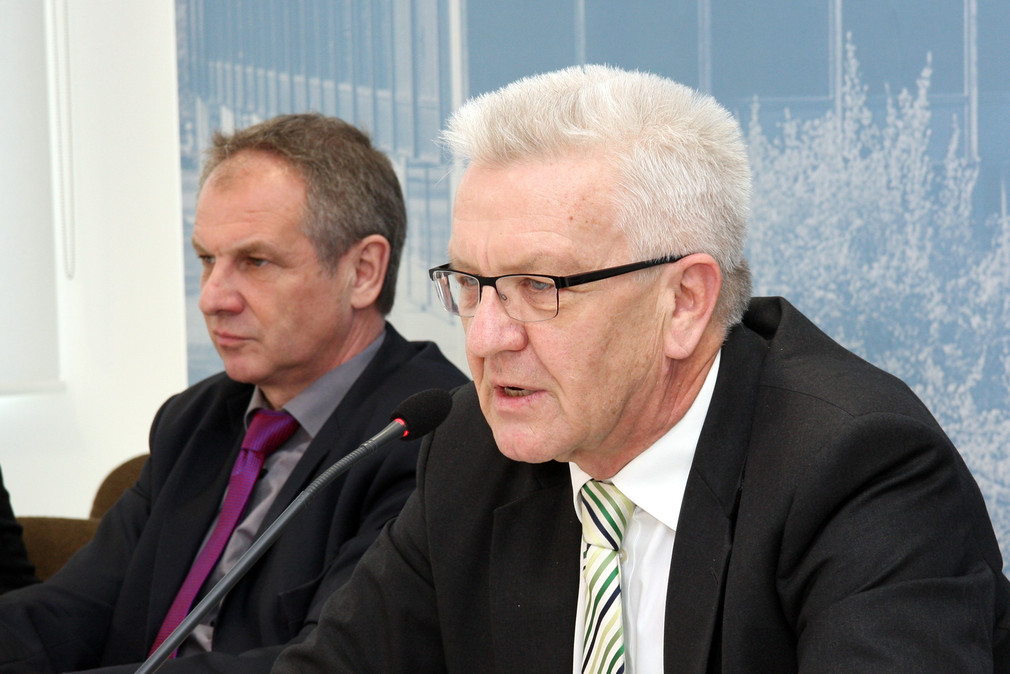 Ministerpräsident Winfried Kretschmann (r.) und Innenminister Reinhold Gall (l.)