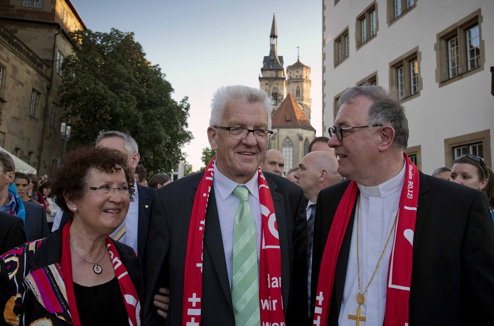 v.l.n.r.: Gerlinde Kretschmann, Ministerpräsident Winfried Kretschmann und Landesbischof Frank Otfried July