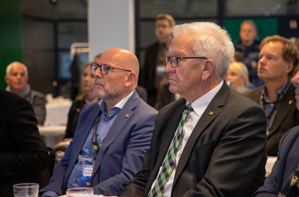 Ministerpräsident Winfried Kretschmann (r.) und Verkehrsminister Winfried Hermann (l.) bei einem Vortrag an der Universität Oulu (Finnland)
