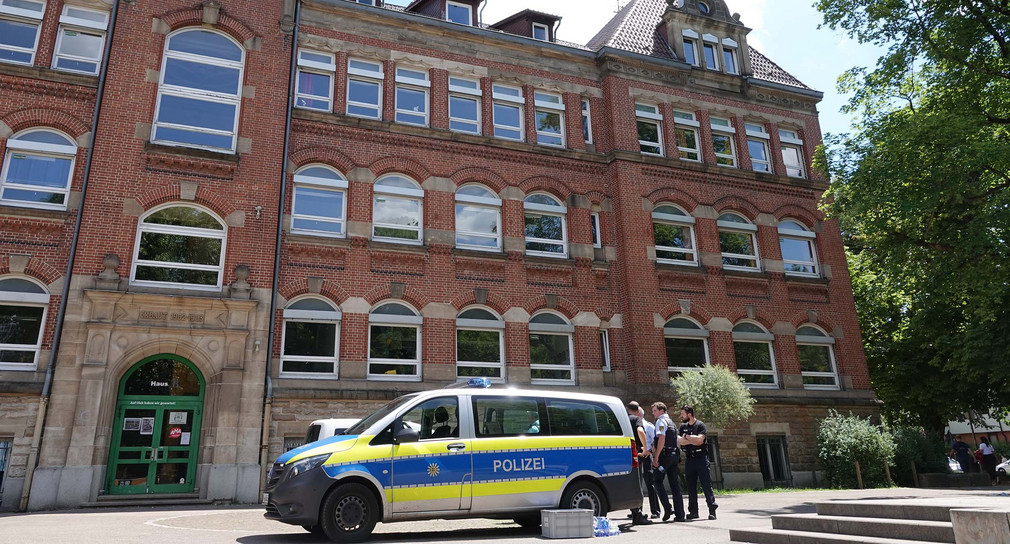 Ein Polizeiauto und mehrere Einsatzkräfte der Polizei stehen vor der Katharinenschule in Esslingen.