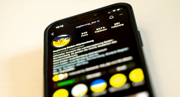 Soziale Netzwerke Link-Sammlung für Instagram Auf einem Smartphone ist das Instagram Profil der Landesregierung „@regierung_bw“ zu sehen.