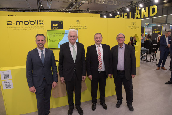 Wirtschaft Kretschmann besucht Hannover Messe von links nach rechts: Dr. Christian Herzog (BW_i), Ministerpräsident Winfried Kretschmann, Franz Loogen (e-mobil BW) und Holger Haas (Wirtschaftsförderung Region Stuttgart) am Gemeinschaftsstand von BW_i, e-mobil BW und Wirtschaftsförderung Region Stuttgart