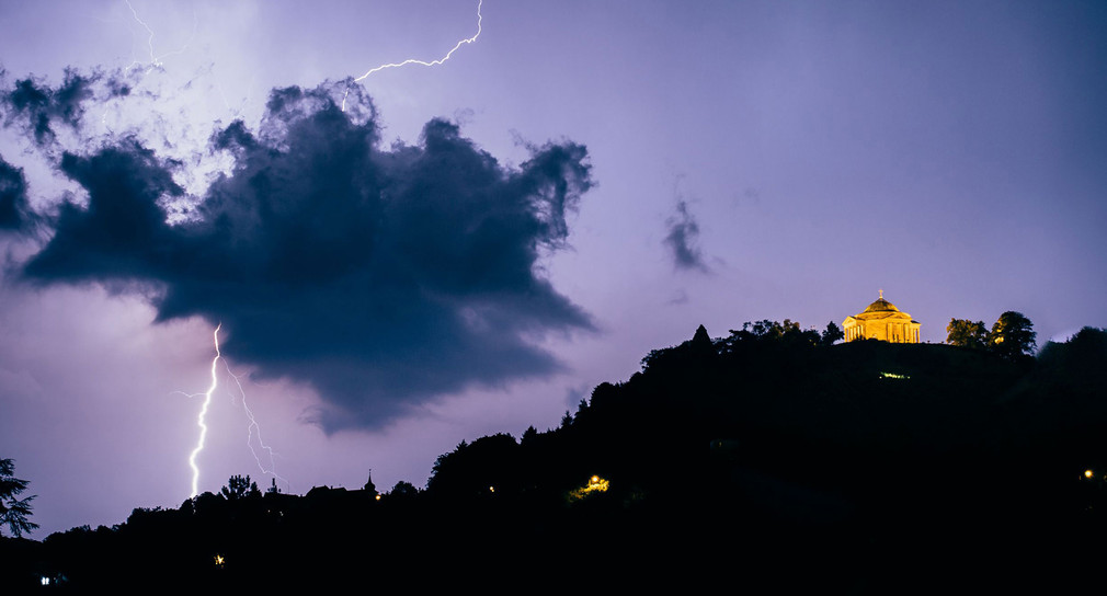 Ein Blitz schlägt in der Nähe der Grabkapelle im Stuttgarter Stadteil Rotenberg in ein.
