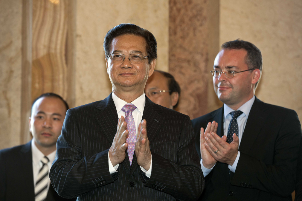 Der Premierminister von Vietnam Nguyen Tan Dung (M.)