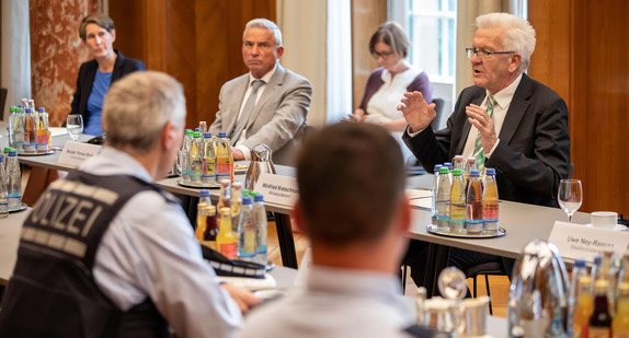 Ministerpräsident Winfried Kretschmann und Innenminister Thomas Strobl im Gespräch mit den Einsatzkräften am vergangenen Wochenende in Stuttgart (Bild: Staatsministerium Baden-Württemberg)