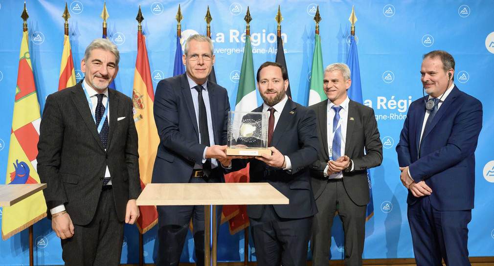 Staatssekretär Florian Hassler (Mitte) erhält in Lyon einen Lichtkubus als Symbol für die Übernahme der Präsidentschaft der „Vier Motoren für Europa“.