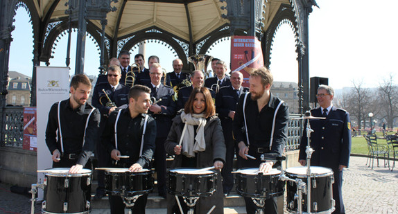 Integrationsministerin Bilkay Öney (1. Reihe, M.) mit Trommlern der „Schlagzeugmafia“ und Blechbläserensemble des Landespolizeiorchesters