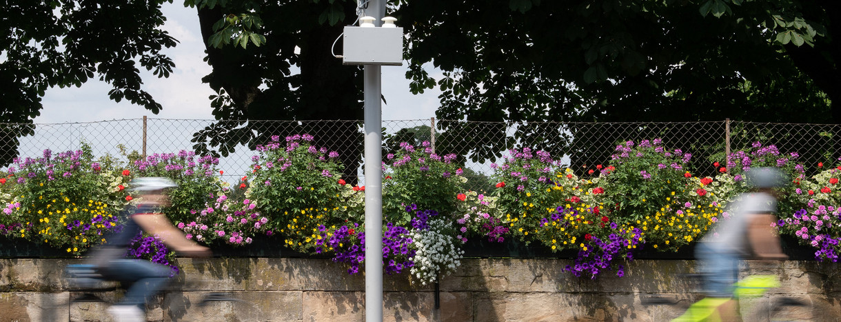 Baden-Württemberg, Ludwigsburg: Eine Immisions-Messbox, die Luftqualität messen und die Werte digital übermitteln kann, hängt an einem Mast. (Bild: picture alliance/Marijan Murat/dpa)