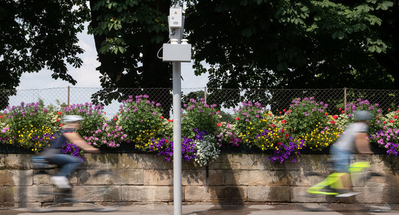 Baden-Württemberg, Ludwigsburg: Eine Immisions-Messbox, die Luftqualität messen und die Werte digital übermitteln kann, hängt an einem Mast. (Bild: picture alliance/Marijan Murat/dpa)