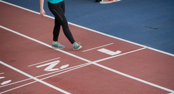 Ein Leichtathlet auf einer Laufbahn (Bild: © picture alliance/Stefan Sauer/dpa)