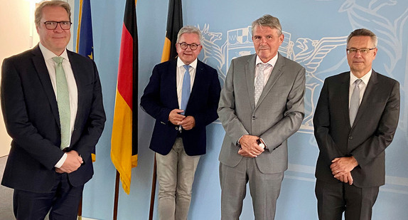 v.l.n.r.: Christoph Reichert, neuer Präsident des Landgerichts Konstanz, mit Justizminister Guido Wolf, dem scheidenden Präsidenten Fritz-Otto Röding und Alexander Riedel, Präsident des Oberlandesgerichts Karlsruhe (Bild: Justizministerium Baden-Württemberg)