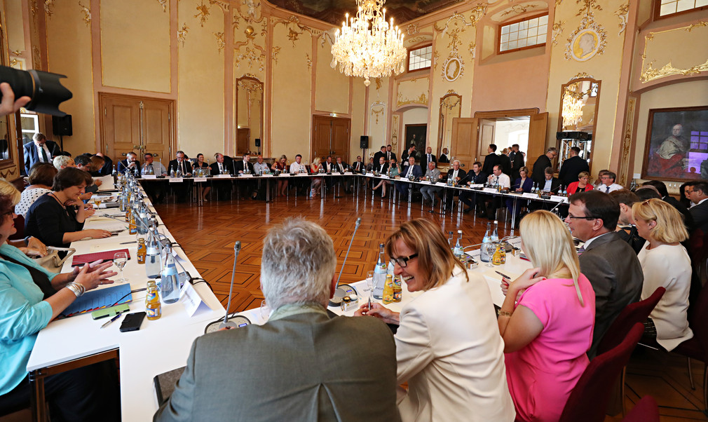 Das baden-württembergische und das bayrisches Kabinett tagen gemeinsam in Meersburg (Bild: Staatsministerium Baden-Württemberg)