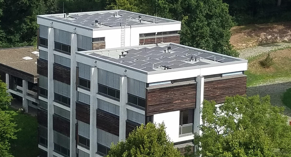 Photovoltaikanlage auf dem Dach des Unterkunftsgebäudes E des Bildungszentrums der Oberfinanzdirektion Karlsruhe in Schwäbisch Gmünd. (Bild: Peter Werner / Vermögen und Bau Baden-Württemberg, Amt Schwäbisch Gmünd)