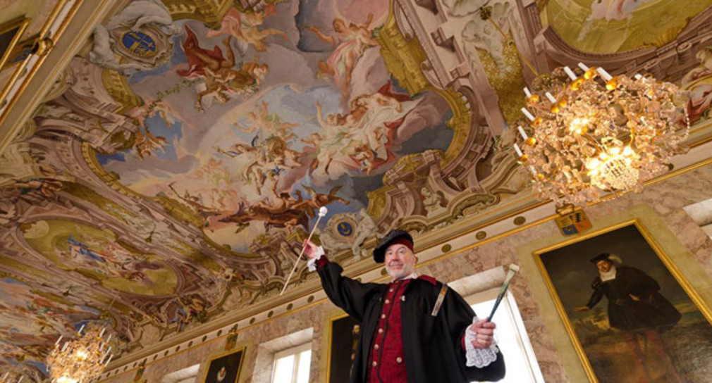 Der Hofmaler Carlo Carlone unter einem Deckengemälde im Neuen Schloss in Stuttgart (Bild: © StadlerMedienService).