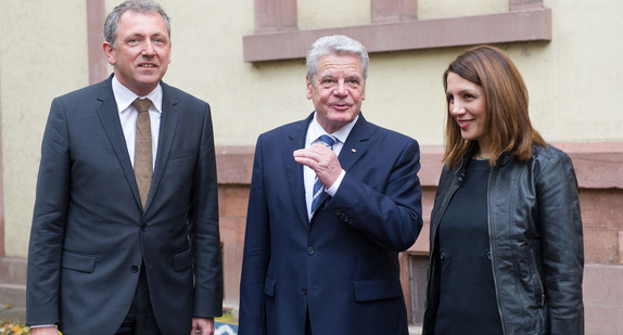 Bundespräsident Joachim Gauck (M.) spricht in Mannheim vor der Neckarschule mit Integrationsministerin Bilkay Öney (r.) und Mannheims Oberbürgermeister Peter Kurz (l.). (Foto: dpa)