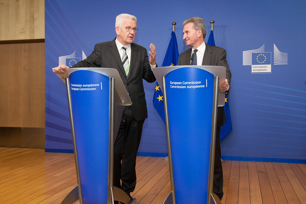 Ministerpräsident Winfried Kretschmann (l.) und der EU-Kommissar für Digitale Wirtschaft und Gesellschaft, Günther Oettinger (r.) bei einer Pressekonferenz