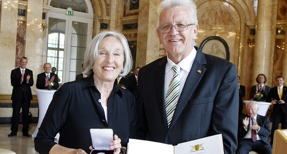 Ministerpräsident Winfried Kretschmann (r.) und Renate Pilz (l.)