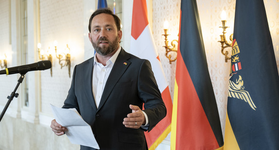 Staatssekretär Florian Hassler eröffnet das Zukunftsforum zur Fortschreibung der Schweiz-Strategie des Landes. 