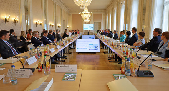 Blick auf die Gesprächsrunde beim Zweiten Spitzengespräch Wasserstoffinfrastruktur im Neuen Schloss in Stuttgart