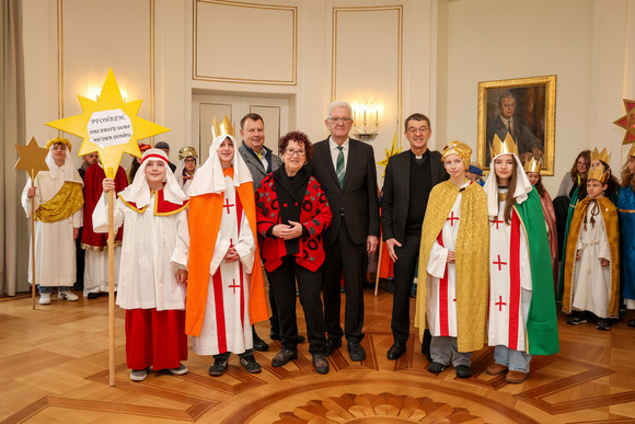 Ministerpräsident Winfried Kretschmann und seine Ehefrau Gerlinde mit der Sternsingergruppe der Pfarrgemeinde St. Johannes d. T. Pfohren (Seelsorgeeinheit Donaueschingen)