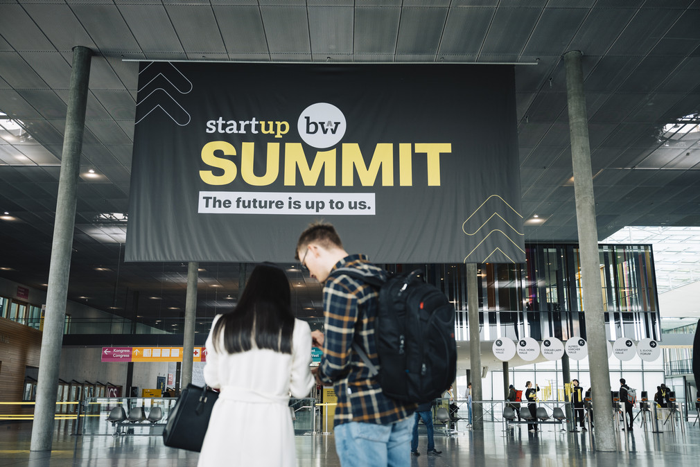 Veranstaltung Start-up BW Summit 2022 Start-up BW Summit Plakat im Eingang der Messe