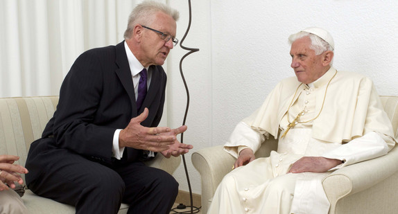 Ministerpräsident Winfried Kretschmann (l.) im Gespräch mit Papst Benedikt XVI. (r.)